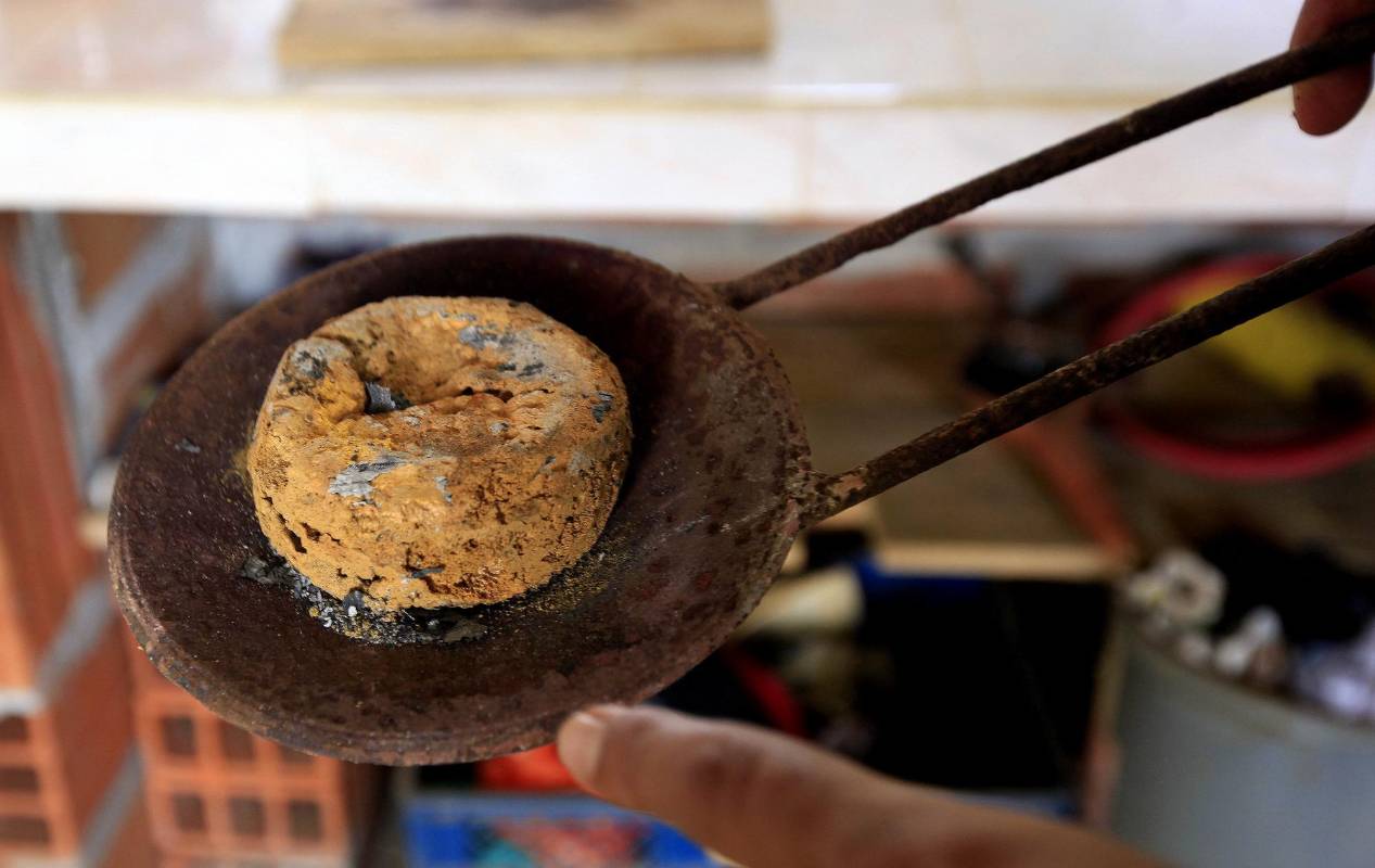 Esta es la torta de oro. El metal precioso se separa del mercurio que se evapora, en algunas minas parte de ese mercurio es recuperado por medio de concentradores. FOTO MANUEL SALDARRIAGA