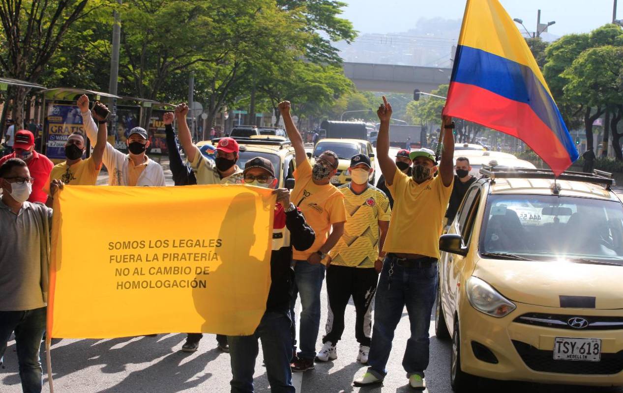 A las 2:00 a. m., comitivas de taxistas empezaron a llegar a la avenida Las Palmas, la Floresta, autopista Medellín - Bogotá y San Juan con la 65. Las manifestaciones también se están llevando a cabo en Bogotá, Cali, Bucaramanga, Manizales, Cartagena y Pereira, y tienen como fin protestar en contra de los proyectos de ley que buscan autorizar el servicio de transporte público a través de plataformas. FOTO JUAN ANTONIO SÁNCHEZ OCAMPO