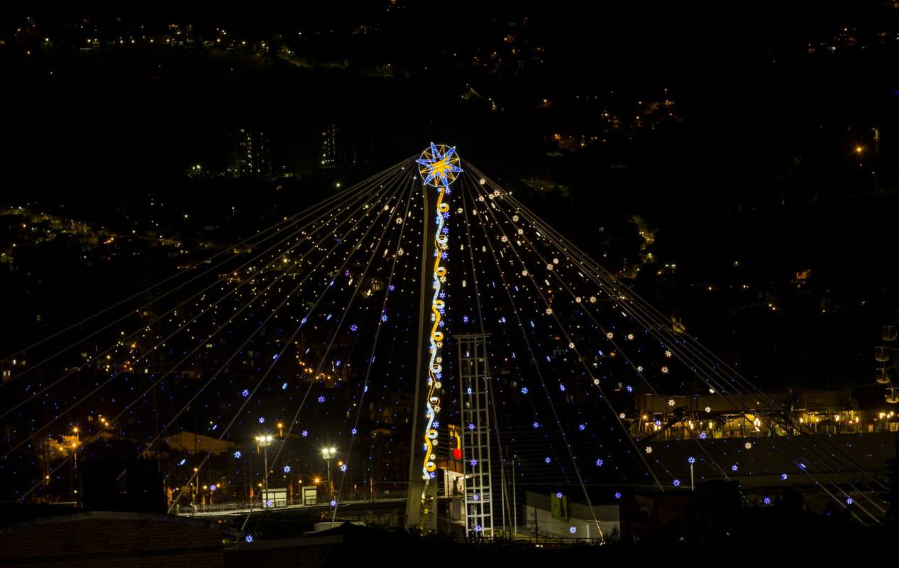 Como si el cielo estuviera más cerca, guirnaldas y mangueras de luces azules cubren el parque principal Marceliano Vélez de Envigado. FOTO: Jaime Pérez