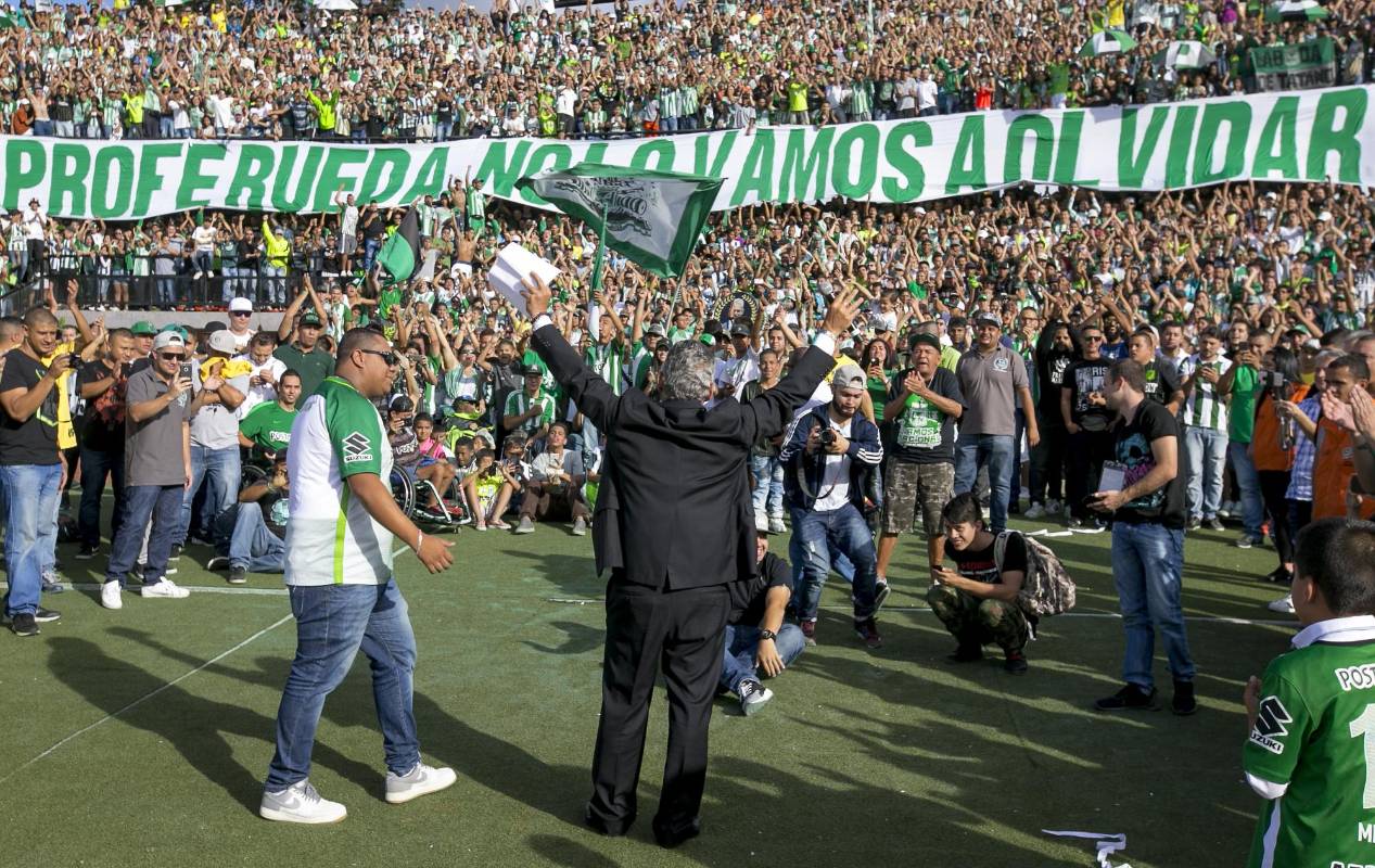 Los aficionados que se agolparon en la tribuna sur prepararon todo un homenaje para el adiós de su técnico con extintores, banderas, trapos, canticos y un gigantesco cuadro en honor a Rueda. FOTO JUAN ANTONIO SÁNCHEZ