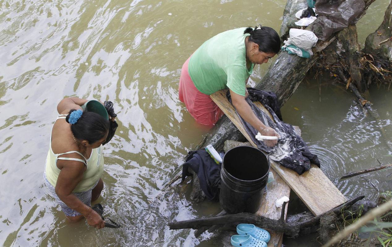 En Pueblo Bello no hay acueducto, por lo que sus habitantes toman agua del río Mulatos o la recolectan de la lluvia. FOTO: Donaldo Zuluaga.