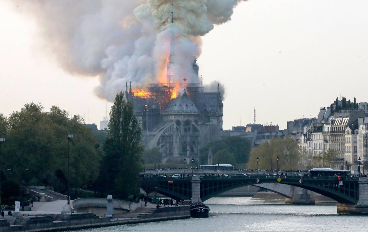 La catedral de Notre Dame de París, uno de los monumentos más emblemáticos de la capital francesa, sufre un incendio en la tarde de este lunes. FOTO AFP