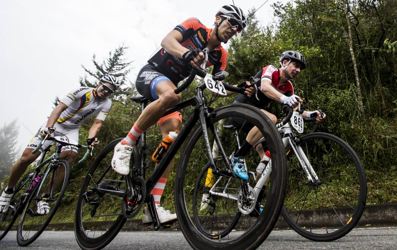 11,9 kilómetros, la mayoría en un ascenso pronunciado, pusieron a prueba los deportistas que se le midieron a subir una de las lomas más duras de Envigado. FOTO JAIME PÉREZ