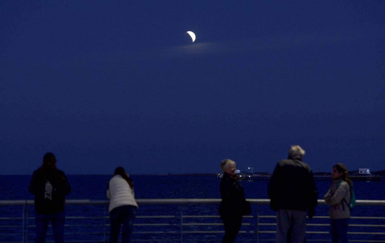 Las personas salieron a verlo en Buenos Aires, a las orillas del Río de la Plata. Foto: AFP - JUAN MABROMATA