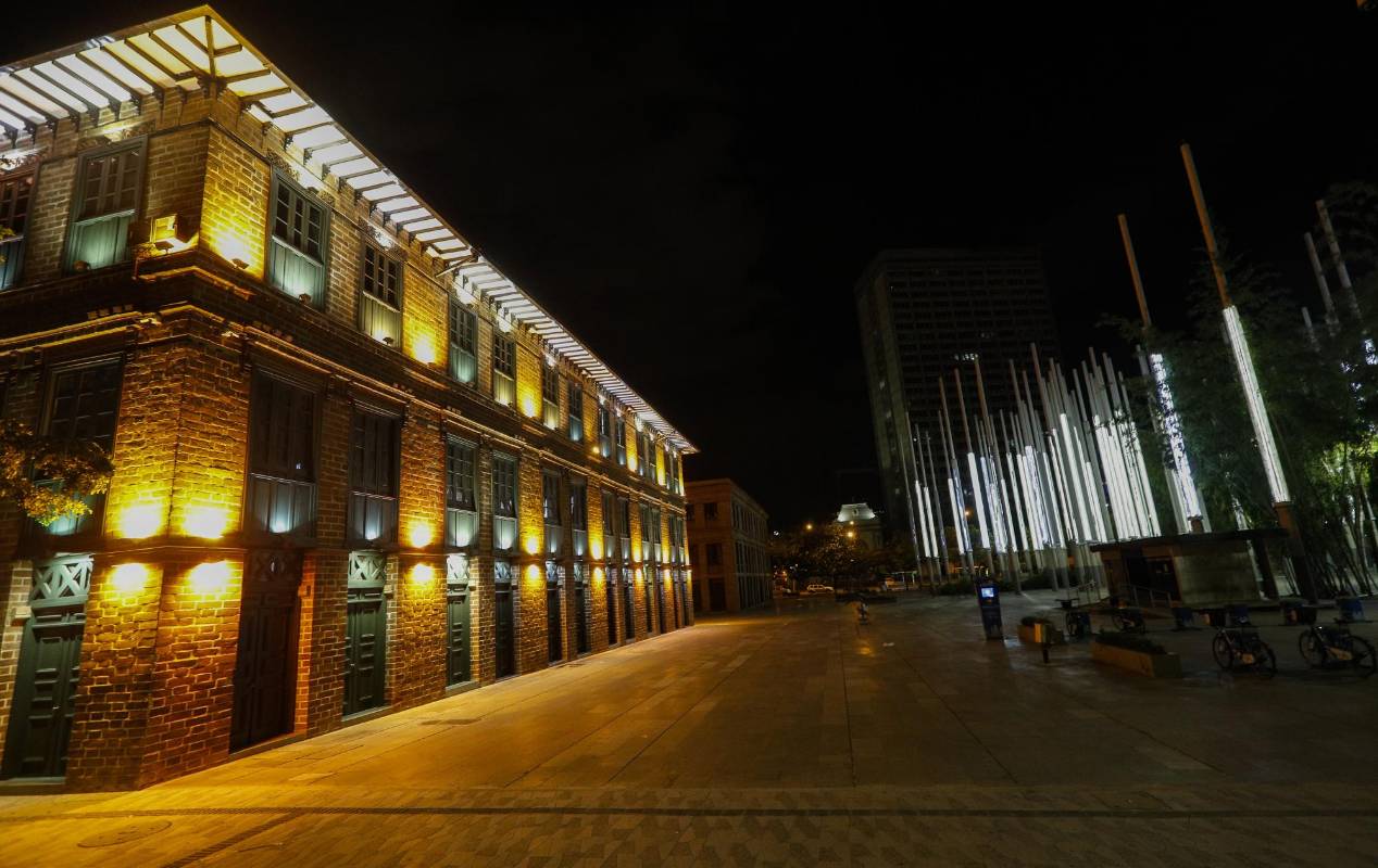 La cuarentena por la vida, en el marco de la alerta naranja en Antioquía, el transito de peatones se redujo un 95% en las calles de Medellín. Foto: Manuel Saldarriaga Quintero.