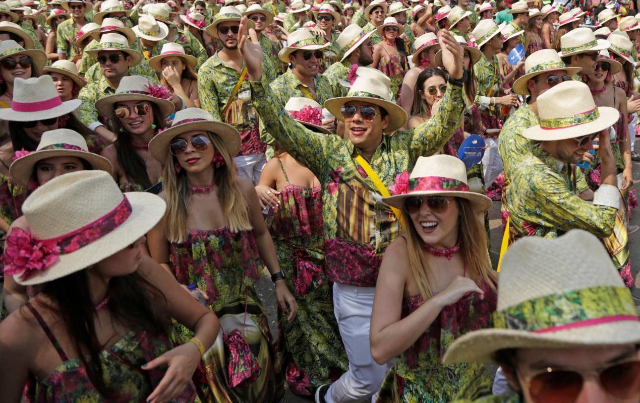 Integrantes de una comparsa participan el desfile de la Batalla de Flores, que dio inicio al Carnaval de Barranquilla. Foto: EFE/ Ricardo Maldonado Rozo 