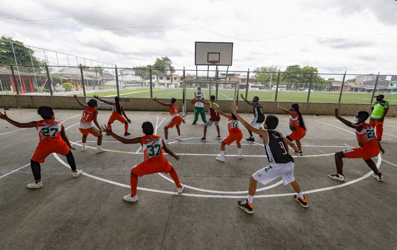 Mientras tanto se realizan entrenamientos en pequeños grupos desde que se autorizaron los horarios para hacer actividad física al aire libre en época de cuarentena. Foto: Manuel Saldarriaga Quintero.