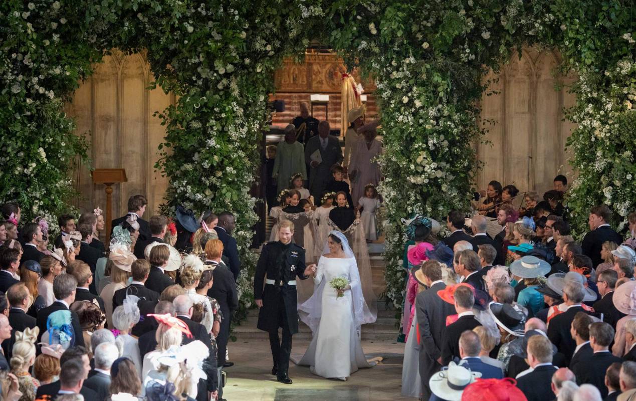 El príncipe Enrique y Meghan Markle, ahora duques de Sussex, se subieron a un coche de caballos con el que recorrieron las principales calles de la localidad de Windsor (Gran Bretaña), en cuya capilla de San Jorge tuvo lugar el sonado matrimonio. FOTO AFP