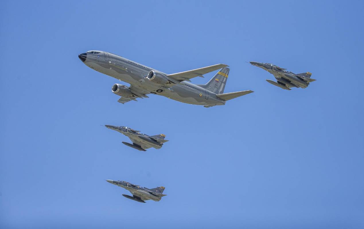 El show de la formación de la Fuerza Aérea Colombiana (FAC), que tuvo una duración de algo más de media hora, incluyó un avión tanquero, siete Kfir y varios helicópteros. FOTO JUAN ANTONIO SÁNCHEZ