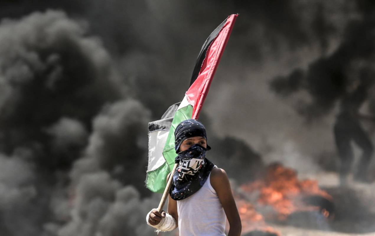 Luego del anuncio de Estados Unidos de abrir una embajada en Jerusalén, cientos de palestinos iniciaron protestas en la franja de Gaza, lo que llevó a una represión con armas letales del ejército israelí que ya deja más de 58 muertos y 2.700 heridos por las balas. Foto: AFP