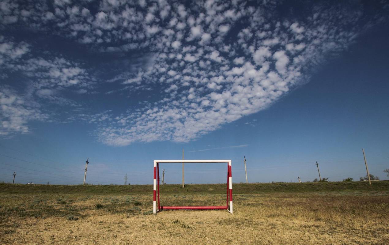 Un arco de fútbol en la aldea de Pribrezhnoye, región de Saksky, Crimea. Foto: REUTERS / Pavel Rebrov 