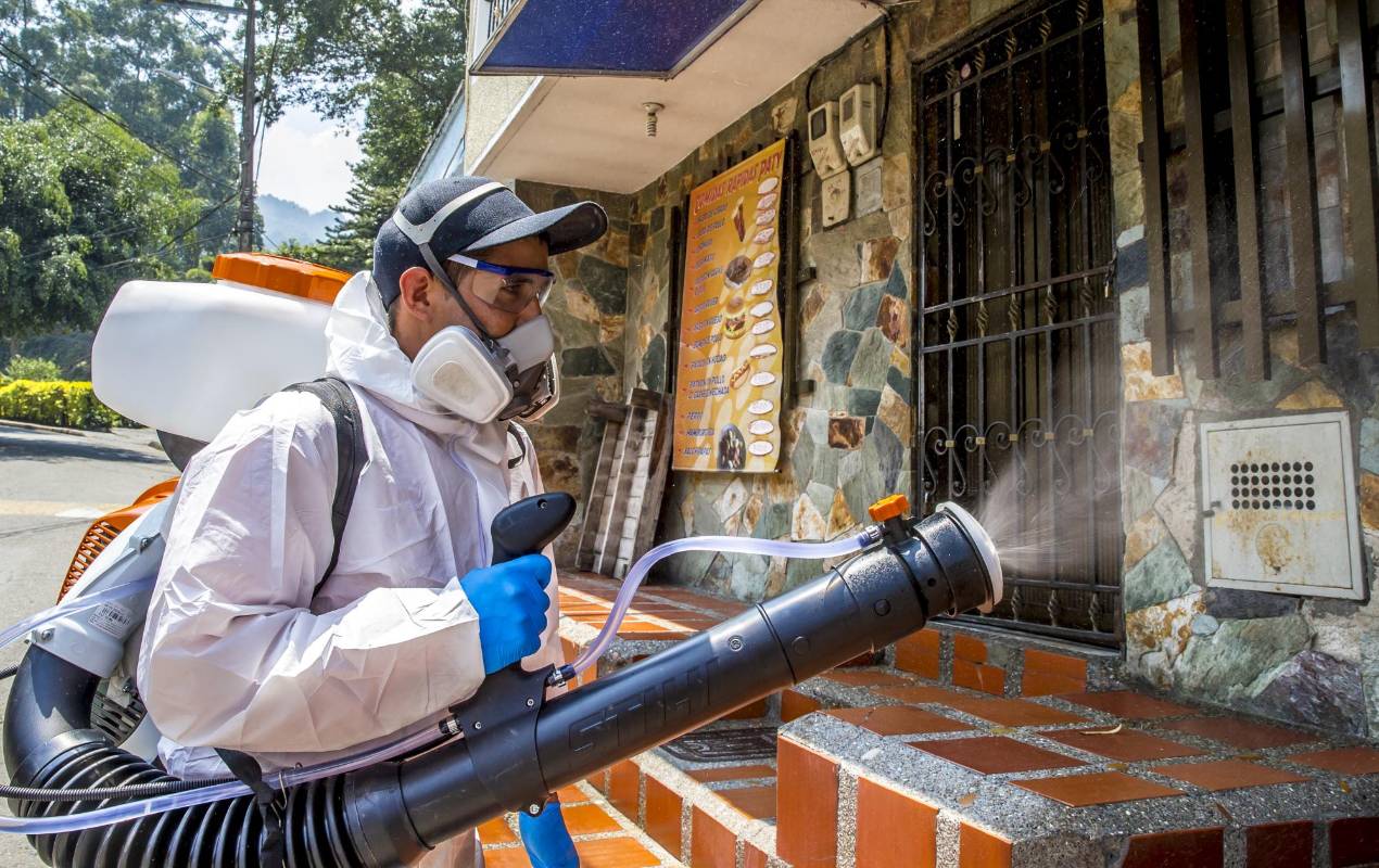 Esta campaña tiene por objeto disminuir la presencia de bacterias, hongos y virus que puedan contaminar las superficies de la ciudad. Foto Juan Antonio Sánchez Ocampo