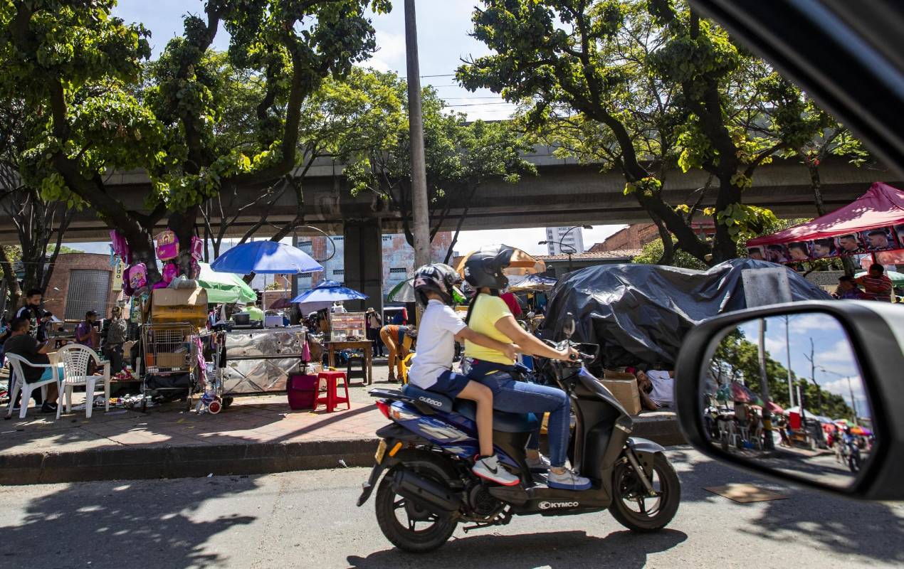 El nuevo Bazar no ha pasado del papel. Los venteros llevan seis años esperando a ser reubicados. La Alcaldía dice que esta administración, por fin, dará una solución al problema. Foto: Manuel Saldarriaga Quintero.