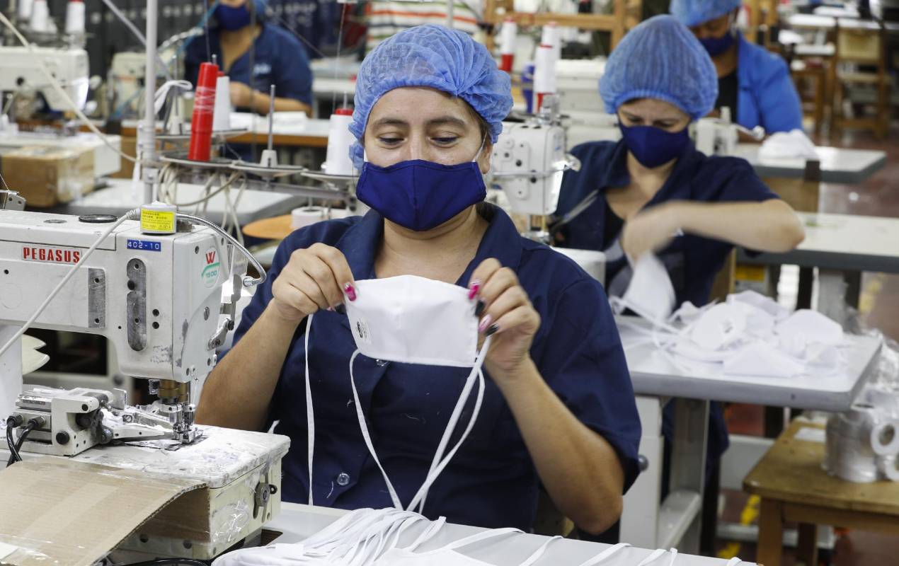 El sector de la confesión Antioqueña encontró oportunidades en medio de la emergencia sanitaria, seguir operando en la producción de implementos como el tapabocas y claves para la generación de empleo por estos días. Felja es una de la empresas que confecciona camisetas para el Éxito. Foto: Manuel Saldarriaga Quintero