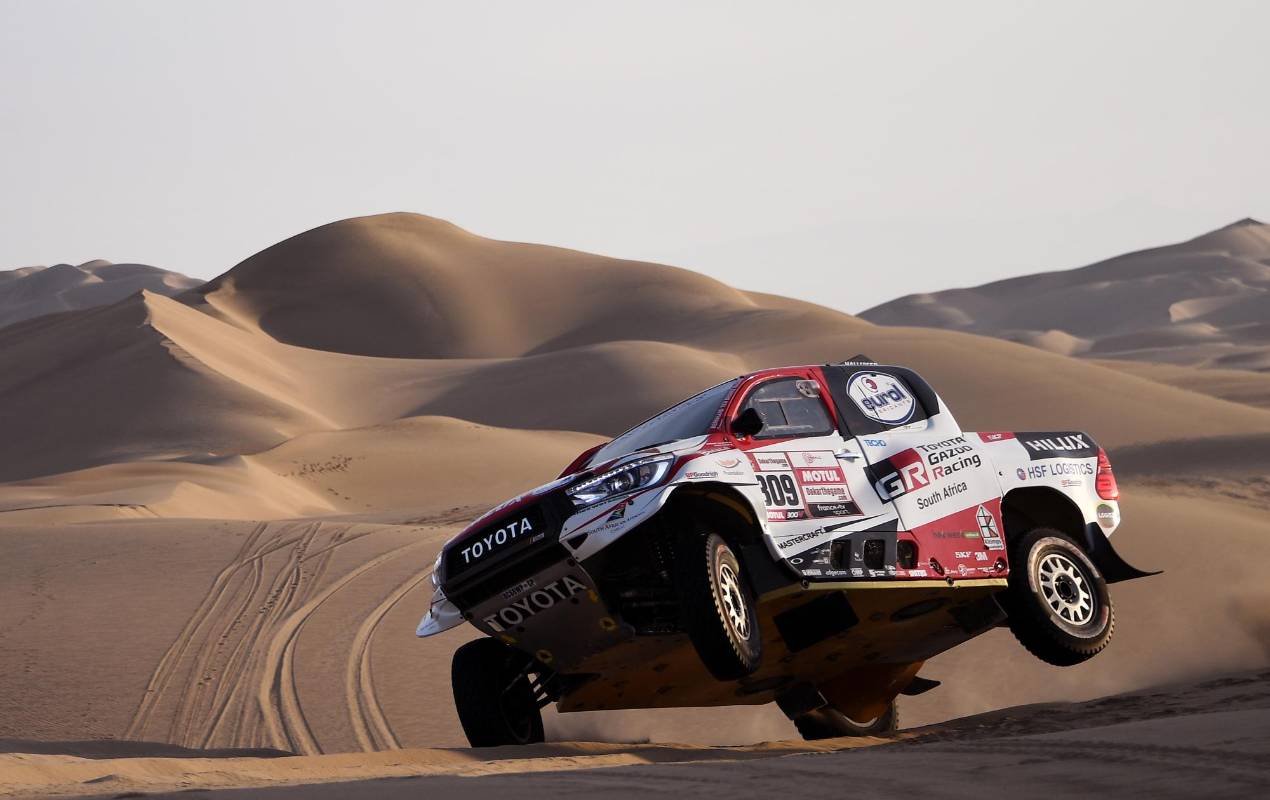 El piloto holandés Bernhard ten Brinke y su copiloto Xavier Panseri de Francia dirigen su Toyota durante la carrera en el Dakar 2019 entre Pisco y San Juan de Marcona, Perú. Foto: AFP