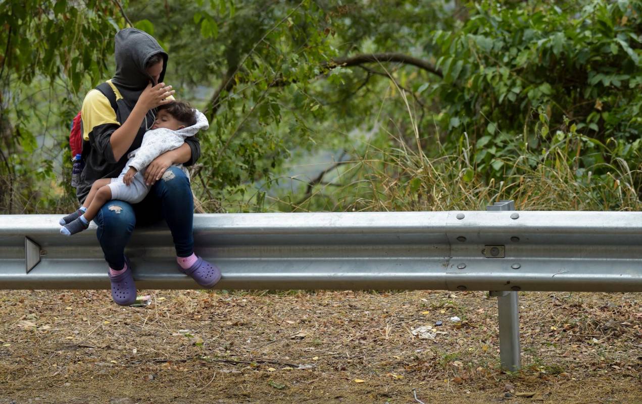 Los migrantes venezolanos descansan mientras caminan por la carretera de Cúcuta a Pamplona, en Norte de Santander, Foto AFP 