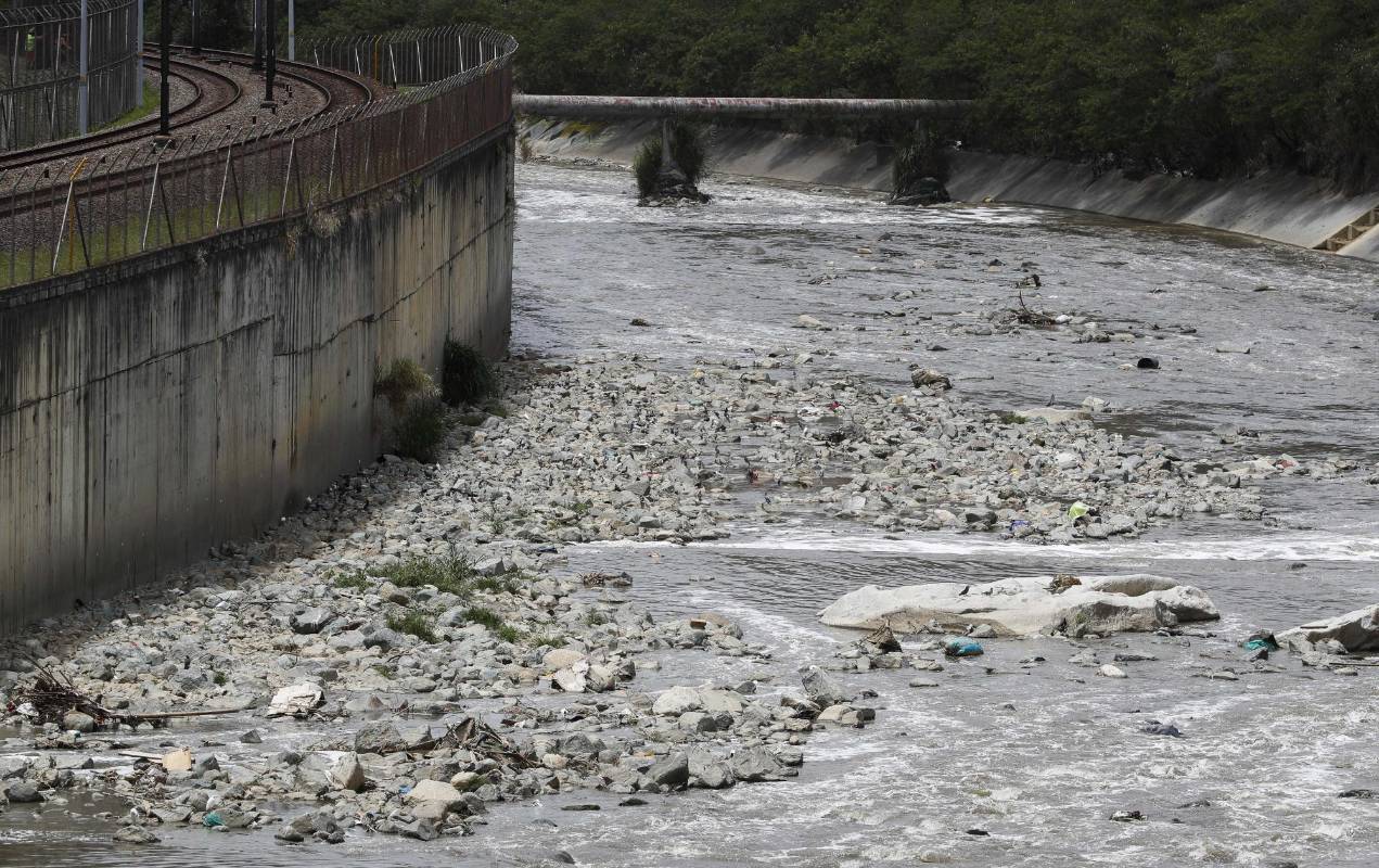 La suspensión de gran parte de la actividad comercial e industriales alivió la carga contaminante. Sin embargo según el Amva los hogares contaminan más. Estas son algunas imágenes entre el municipio de Caldas hasta el municipio de Barbosa. Foto: Manuel Saldarriaga Quintero.