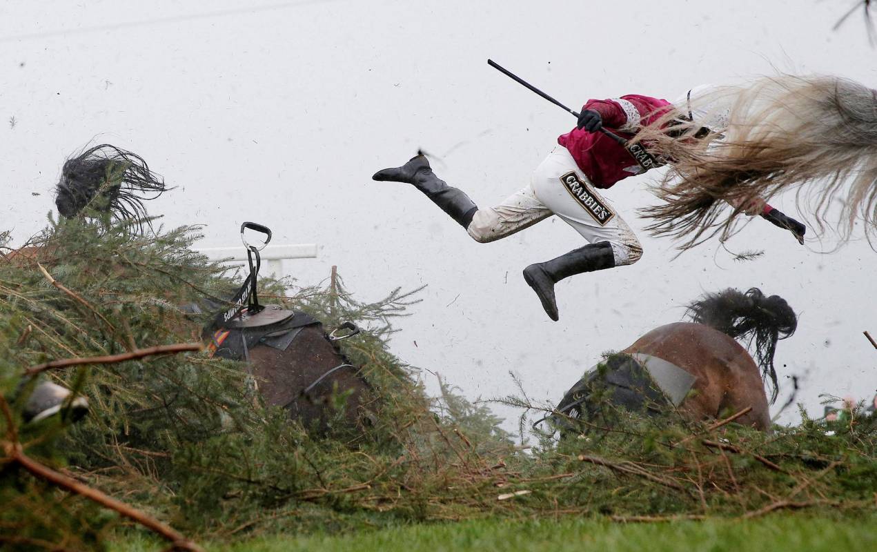 Caída de la jinete Nina Carberry durante la carrera nacional del steeplechase en el hipódromo de Aintree. Primer lugar deportes. FOTO Tom Jenkins, The Guardian / Cortesía de World Press Photo Foundation