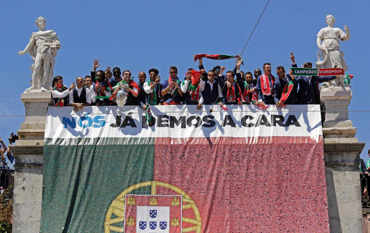 Miles de portugueses recibieron a la selección en Lisboa para festejar el primer título de Portugal, después de conquistar la Eurocopa al vencer a Francia por 1 a 0 en la prórroga. FOTO AFP