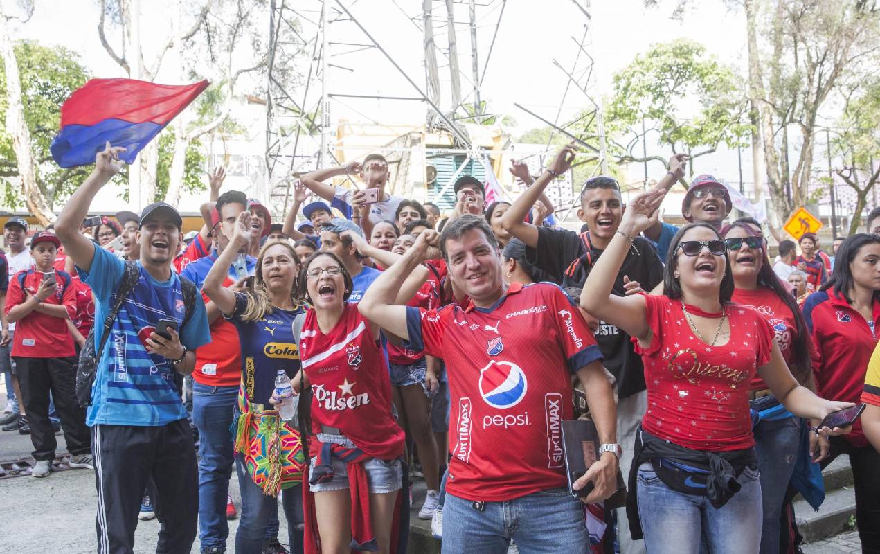 En familia, así llegaron muchos hinchas al Atanasio para alentar al DIM en su último entrenamiento, antes del viaje a Ibagué. FOTO EDWIN BUSTAMANTE