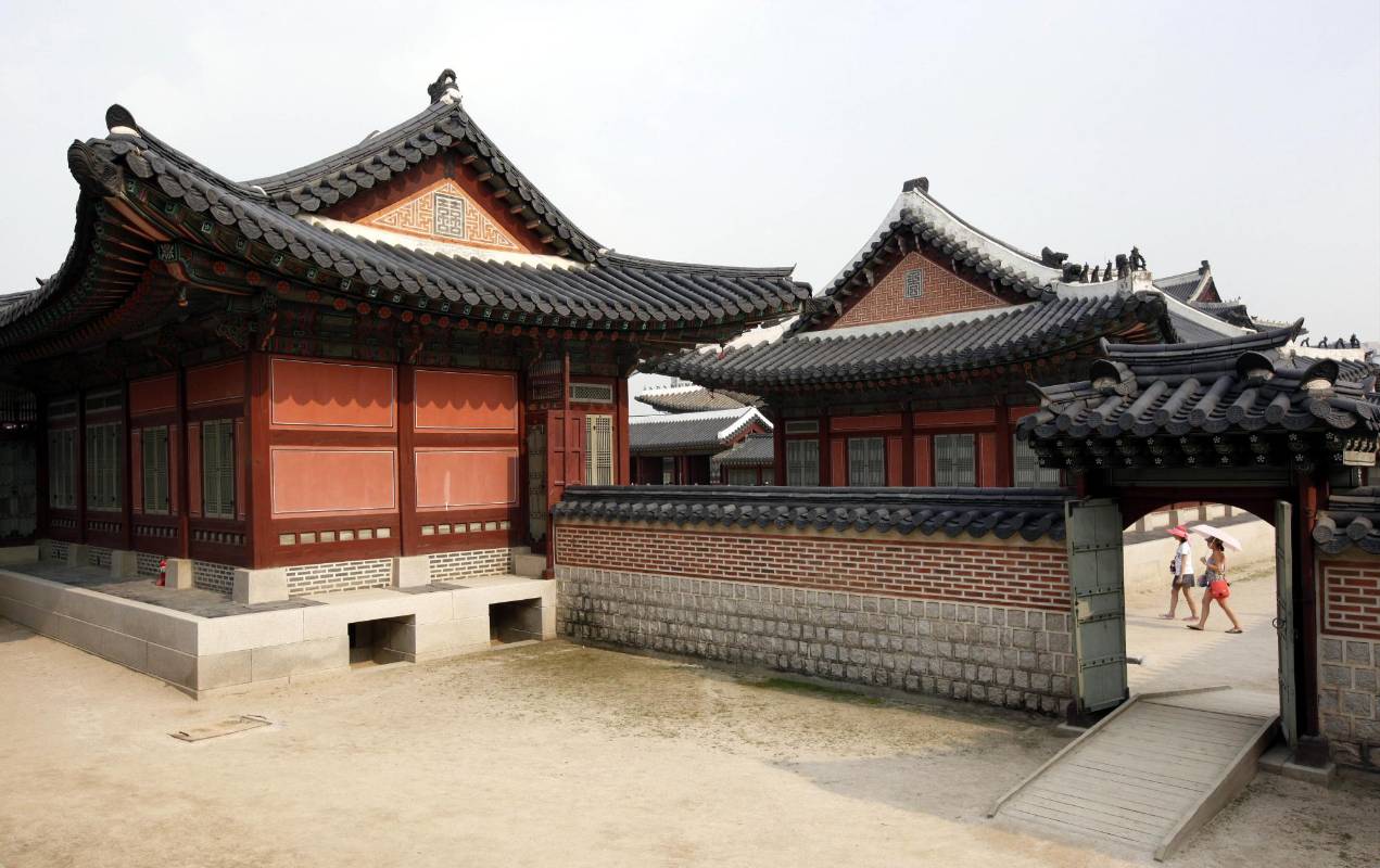 El Hanok, estilo arquitectónico de la tradición coreana utiliza las bondades de la piedra para mantener caliente la estructura en el frío invierno y lo mezcla con bellas tallas de madera en sus puertas que mantienen fresco durante el verano. Los cimientos casi siempre eran de piedra, los pisos de adobe y los techos curvos con tejas de barro en la parte exterior. Foto:Manuel Saldarriaga Quintero.