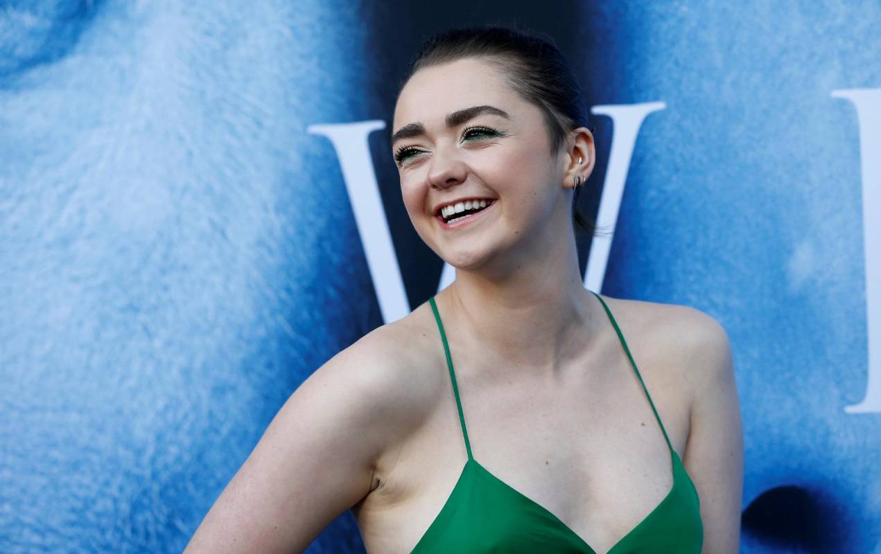 Maisie Williams muy feliz en la alfombra azul. FOTO Reuters
