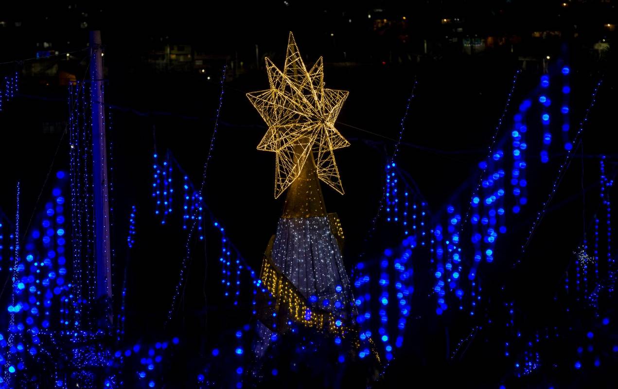 Como si el cielo estuviera más cerca, guirnaldas y mangueras de luces azules cubren el parque principal Marceliano Vélez de Envigado. FOTO: Jaime Pérez