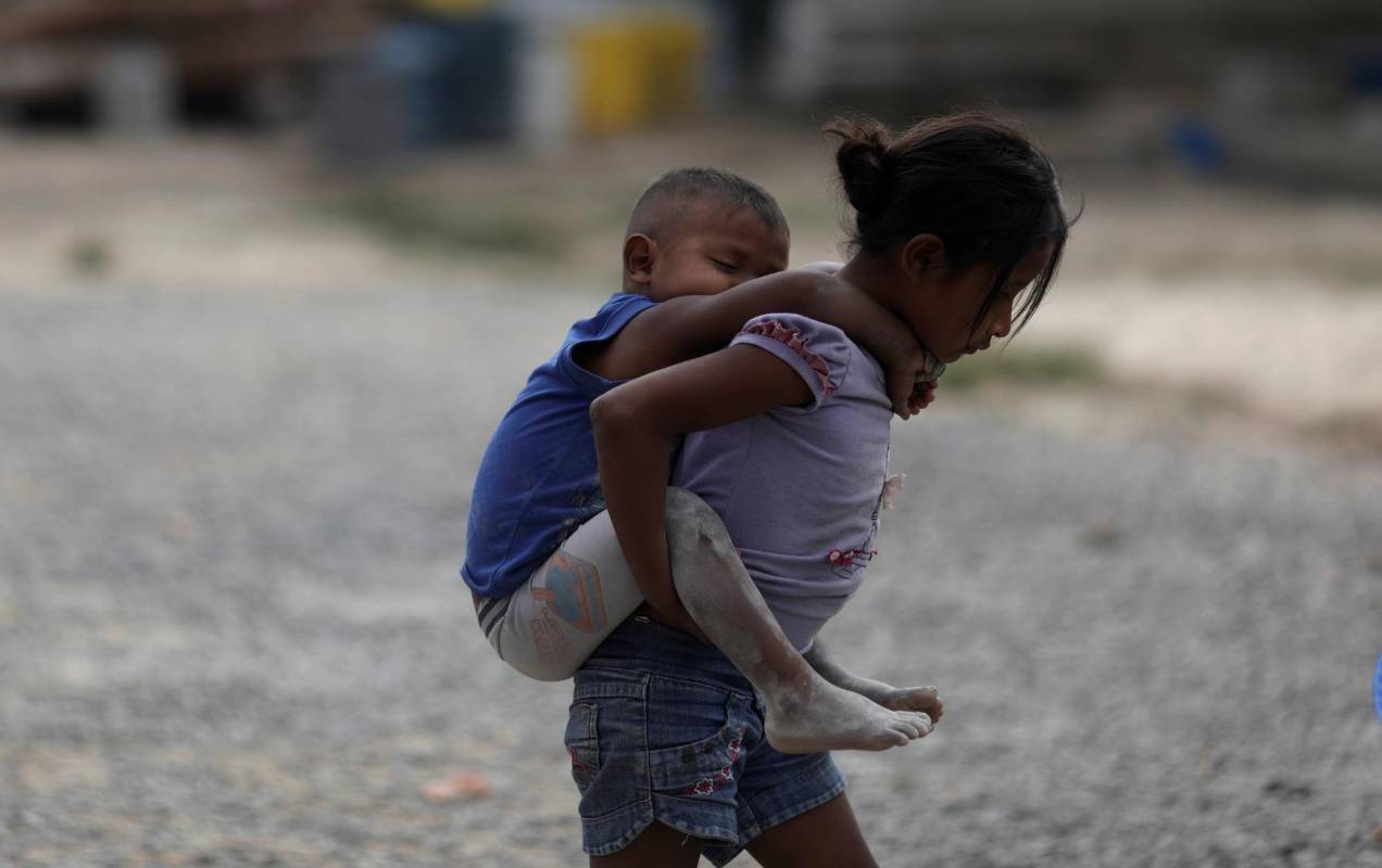 Niños indígenas warao de Venezuela, fotografiados en un refugio en Pacaraima, estado de Roraima, Brasil. FOTO REUTERS