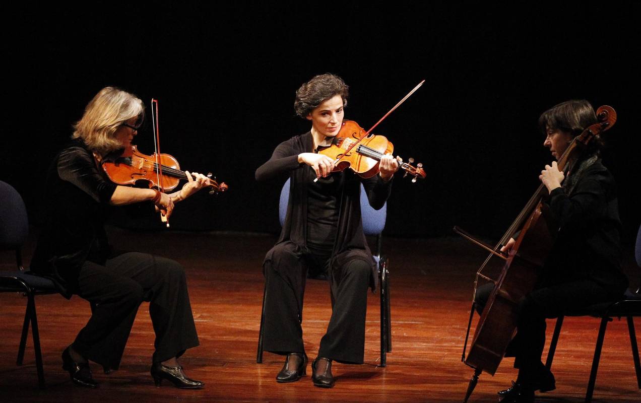 La Alianza Francesa tiene más de 40 años. Comenzó con la enseñanza del francés y, con los años, además de esta, se convirtió en un centro cultural importante. Tiene salas de exposiciones y de cine. Organiza el programa Culturas Cruzadas, el intercambio artístico y cultural entre Francia y España en este año. En el Centro se ubica en el Parque de San Antonio. teléfono: 4442620