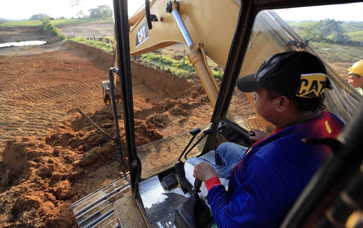 Hectáreas enteras de bosques y ríos son arrasadas por la minería de oro de aluvión. La extracción de oro ha transformado más de 45.000 hectáreas del Bajo Cauca en un paisaje fragmentado de arena y piedras. FOTO MANUEL SALDARRIAGA