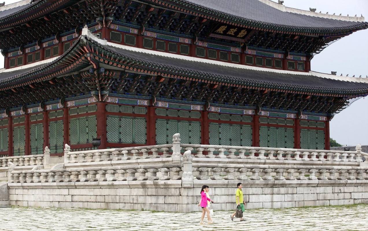 El Hanok, estilo arquitectónico de la tradición coreana utiliza las bondades de la piedra para mantener caliente la estructura en el frío invierno y lo mezcla con bellas tallas de madera en sus puertas que mantienen fresco durante el verano. Los cimientos casi siempre eran de piedra, los pisos de adobe y los techos curvos con tejas de barro en la parte exterior. Foto:Manuel Saldarriaga Quintero.