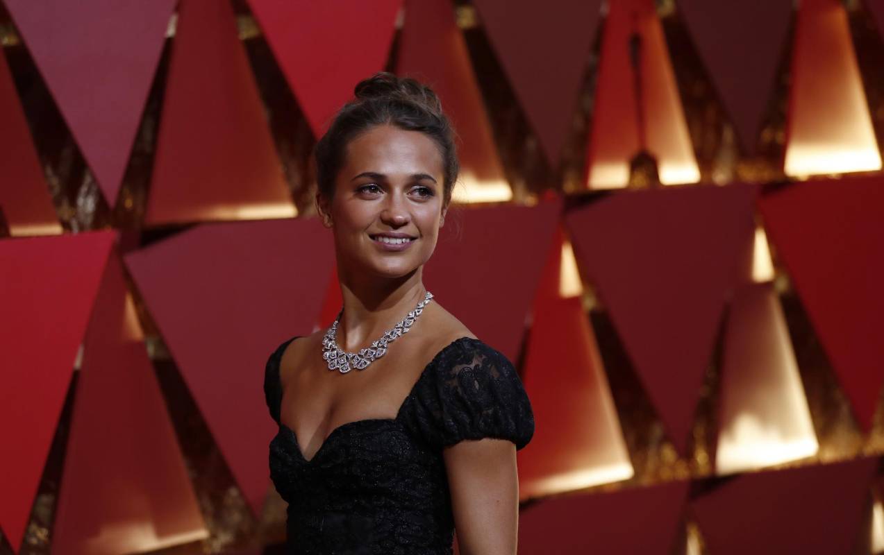La ganadora del Óscar Alicia Vikander llega usando Louis Vuitton. FOTO Reuters