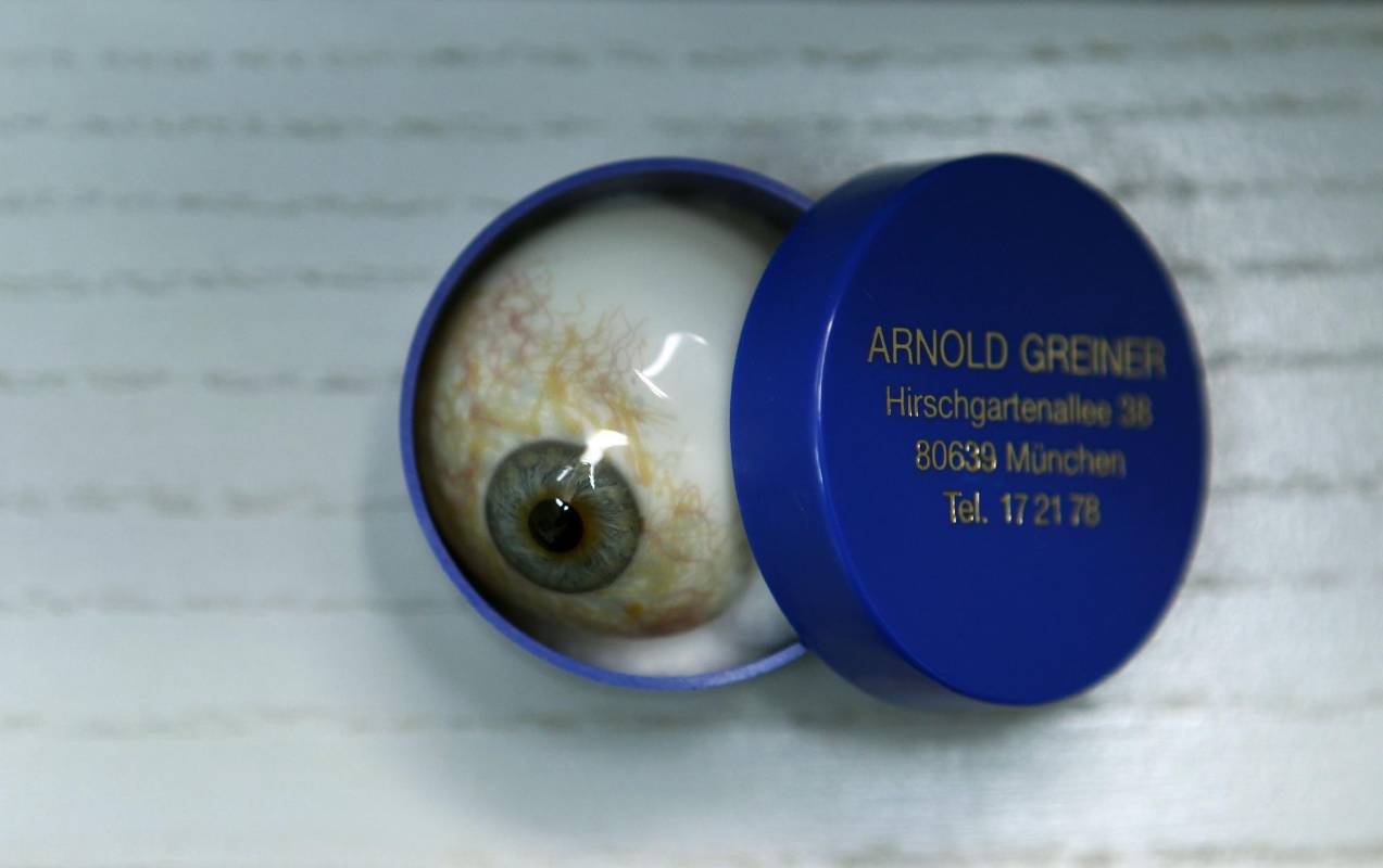 El oculista Gerhard Greiner produce los ojos de vidrio en Munich, Alemania, donde los vende a personas que han perdido la vista por una enfermedad, un trauma o un accidente. Cada ojo de vidrio se tarda una hora en su elaboración y se busca una referencia permanente con el cliente para su color y el dibujo de los vasos sanguíneos. Cada prótesis puede costar 350 euros (1.228.500 pesos) FOTO: MICHAELA REHLE, REUTERS
