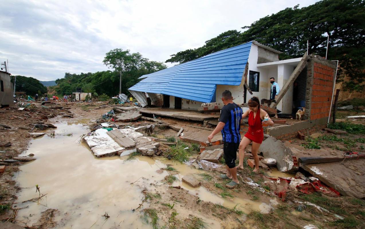 Según reportes del Ideam, 25 departamentos han sido afectados por el mal tiempo. Además de lluvias en la región Caribe, que han afectado a los departamentos de La Guajira, Magdalena, Atlántico, Bolívar, Sucre y César, las fuertes precipitaciones y el aumento del caudal de los ríos se han sentido en el Golfo de Urabá -en Antioquia-, Chocó, los santanderes, Cundinamarca, noroccidente de Boyacá, oriente del Tolima y Huila, así como en Meta, Guaviare, Caquetá, Putumayo y Amazonas. FOTOS AFP, GETTY IMAGES, EFE Y PRESIDENCIA DE LA REPÚBLICA