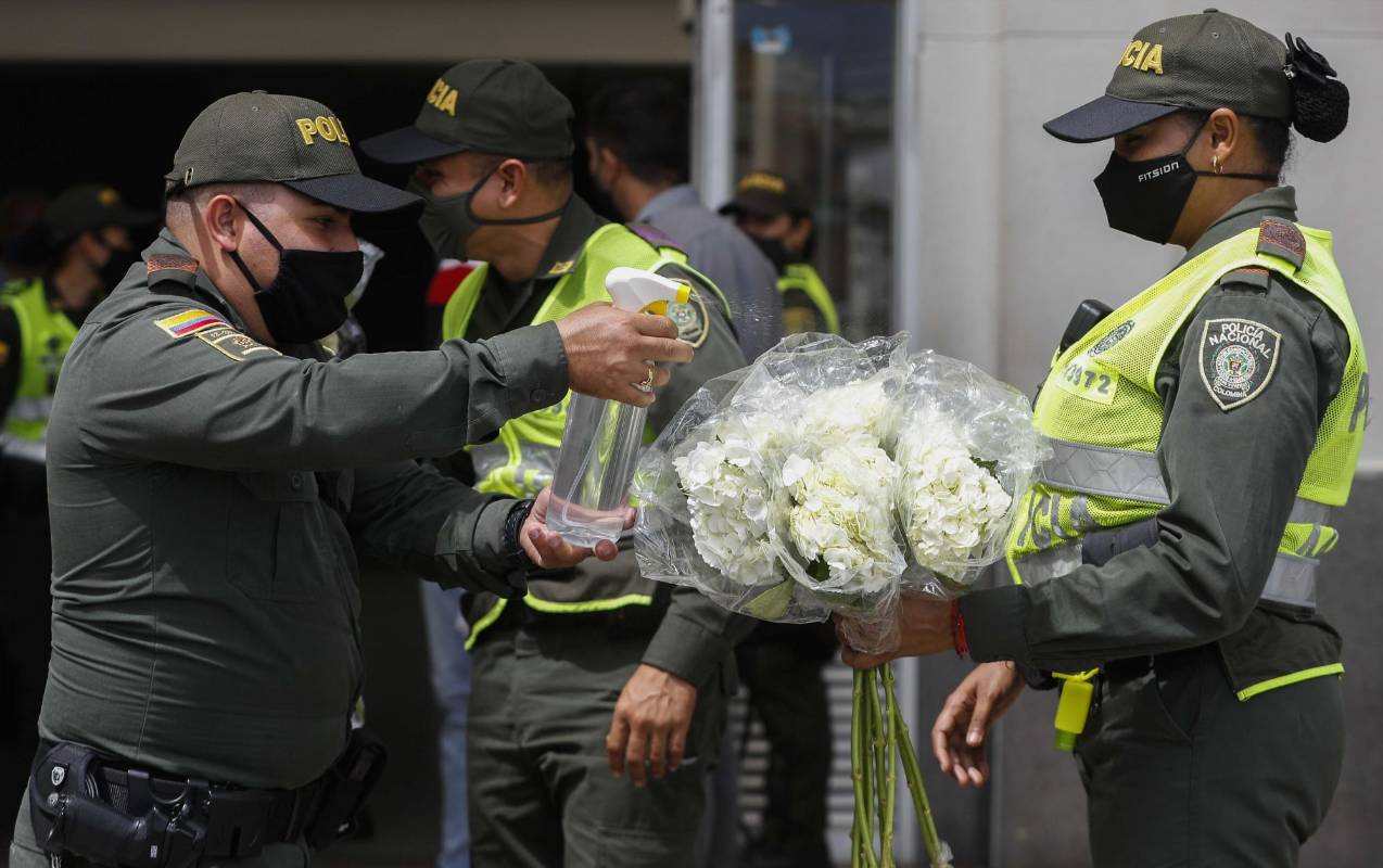 Sorprendidas quedaron las madres en la unidad intermedia la piloto del barrio Manrique de Medellín, cuando llegaron miembros de la policía Metropolitana acompañados de un conjunto de mariachis a celebrarles su día especial. Foto: Manuel Saldarriaga Quintero.