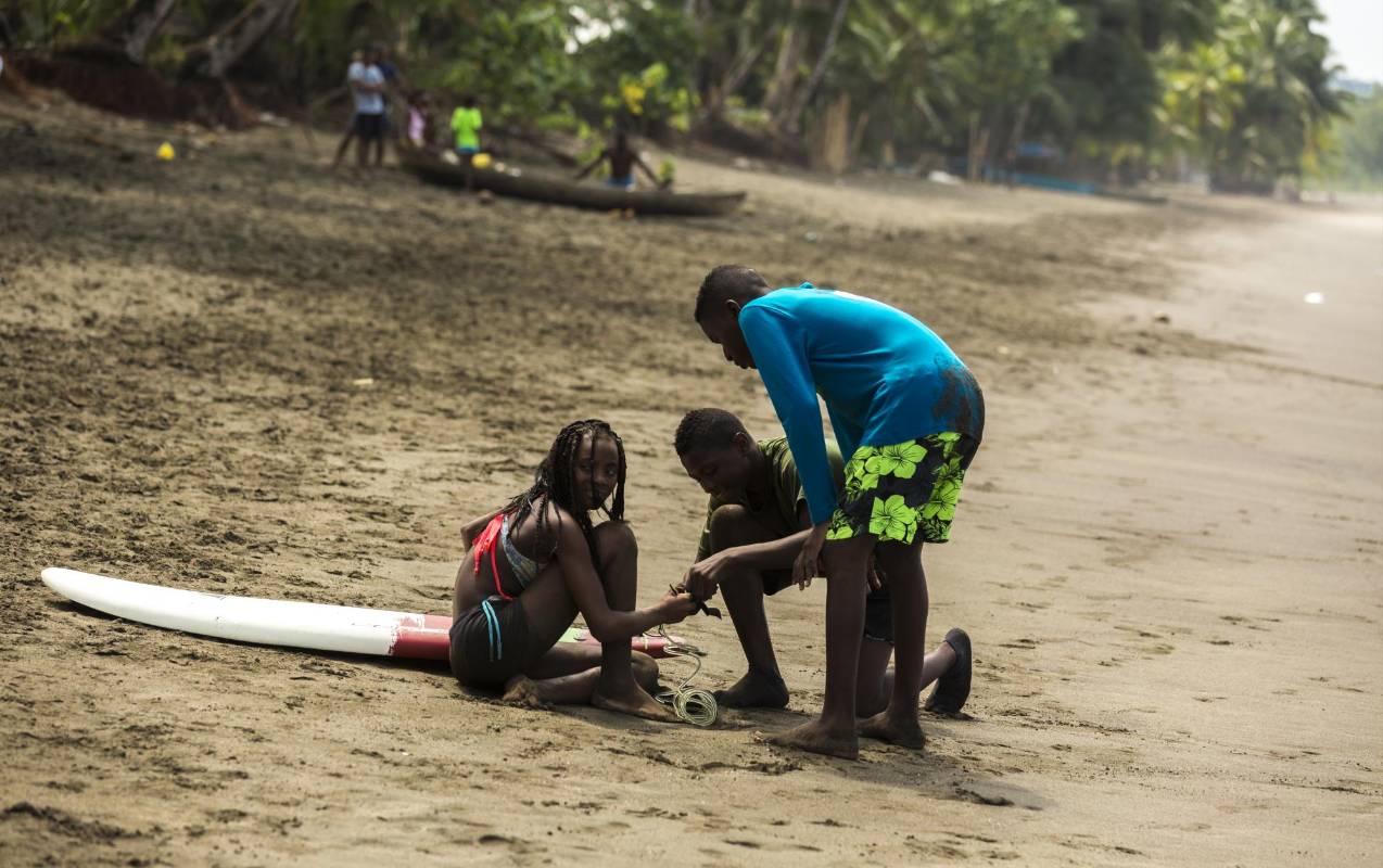 El surf traído por los turistas se ha convertido en el escape perfecto para los jóvenes de la región. Foto. Camilo Suarez