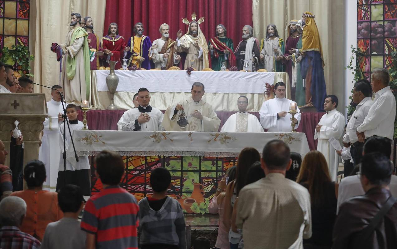En el templo Nuestra Señora del Rosario, en Itagüí, la cena fue representada con imágenes. FOTO: Manuel Saldarriaga.