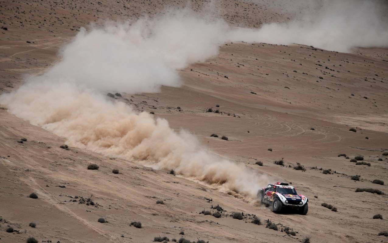 El piloto francés de Mini, Stephane Peterhansel, y su copiloto, David Castera, compitieron durante la Etapa 3 del Rally Dakar entre San Juan de Marcona y Arequipa, en Perú. Foto: AFP