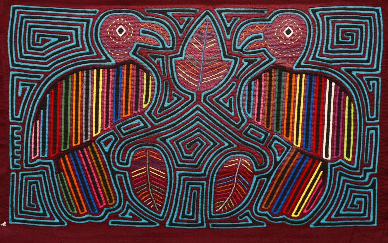 Esta exposición se encuentra en el banco de la República en Medellín, reúne 87 piezas textiles (molas) que se usan como vestido y también como símbolo de protección y de relato. Foto: Manuel Saldarriaga Quintero