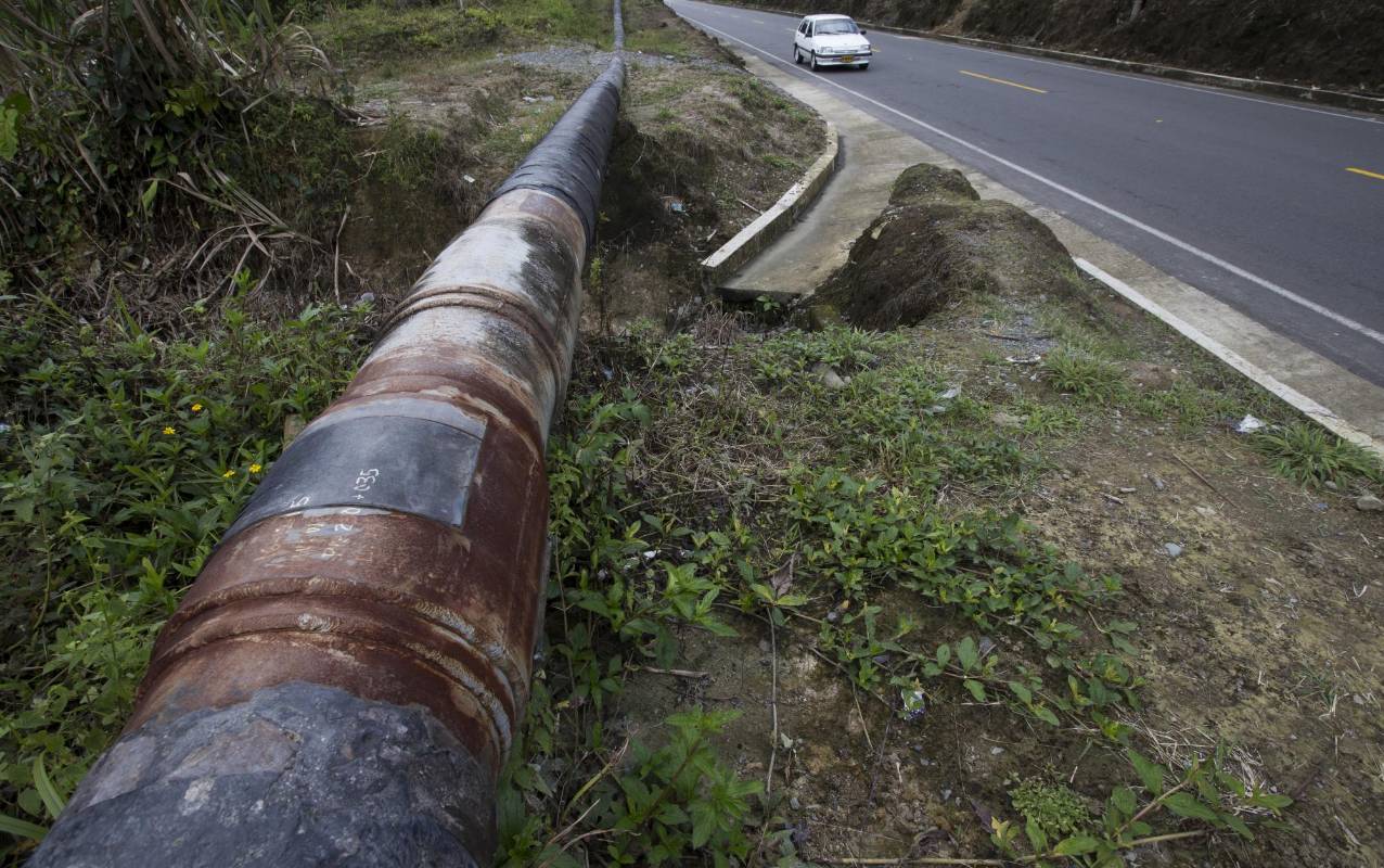Aquí se ven los “encamisados”, láminas de metal soldadas al tubo para sellar las perforaciones ilegales. FOTO: Donaldo Zuluaga.