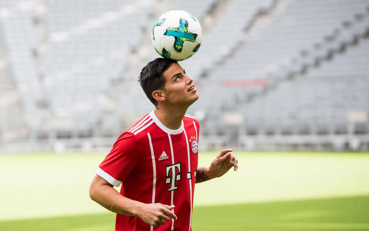 Luego del evento, James saltó a la cancha del Allianz Arena para tocar el balón con la indumentaria de su nuevo equipo. FOTO EFE