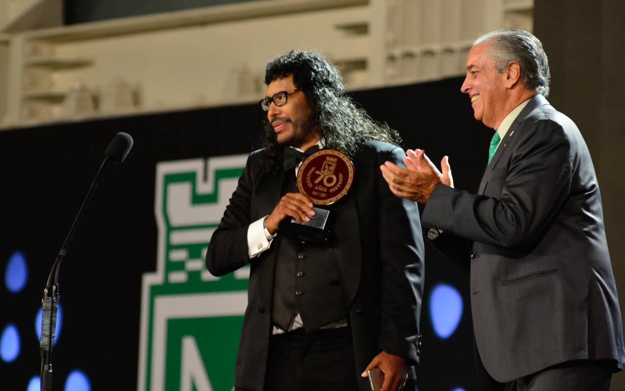 René Higuita recibió una mención especial de parte del presidente del club, Andrés Botero. FOTO CORTESÍA 