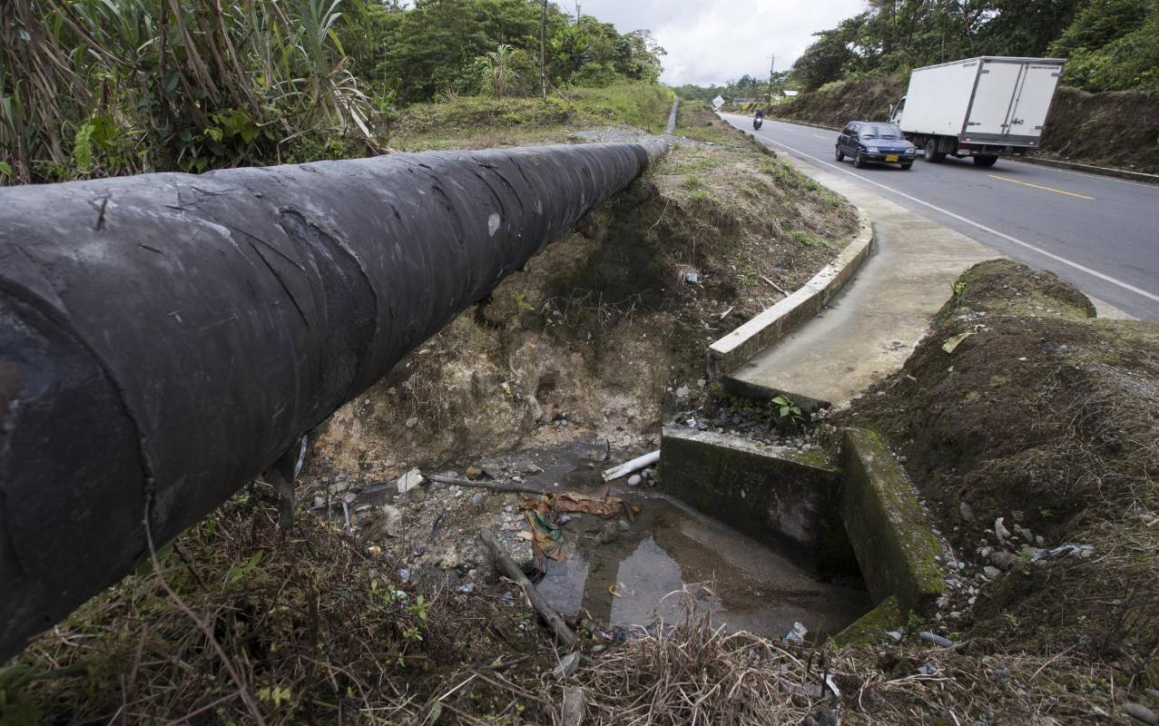 En algunos puntos, luego de una perforación ilegal, el combustible cae a las corrientes de agua. FOTO: Donaldo Zuluaga.