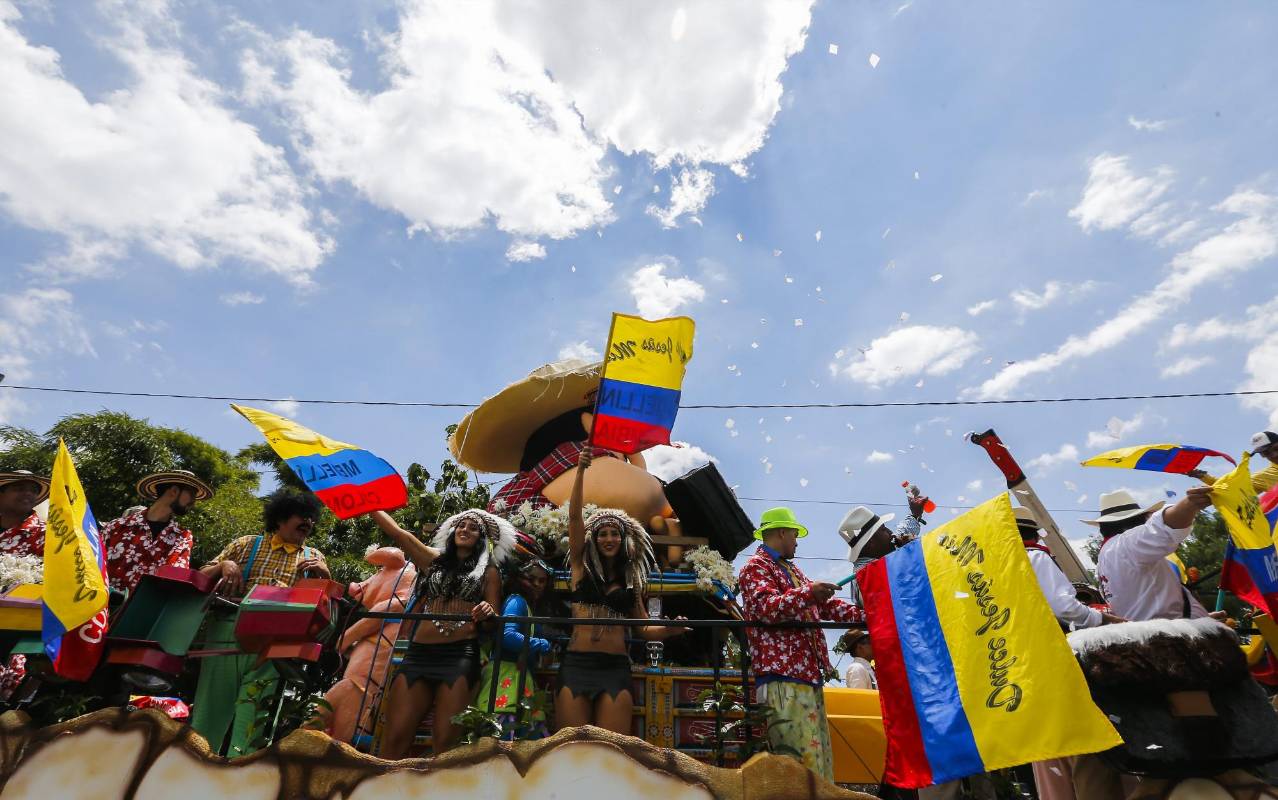 El desfile que más espectadores convoca en la Feria de las Flores salió a las 10:30 de la mañana de las instalaciones de EL COLOMBIANO, en la avenida Las Vegas, bajó hasta San Juan y se devolvió hasta la Universidad Eafit. FOTO Julio César Herrera