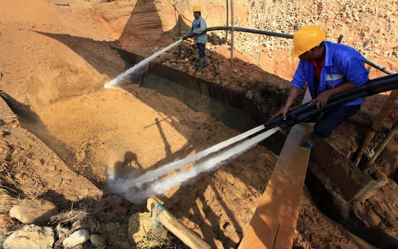 Los mineros lavan con mangueras a presión toneladas de tierra durante las 24 horas del día, en dos turnos, de 6:00 a.m. a 4:00 p.m.