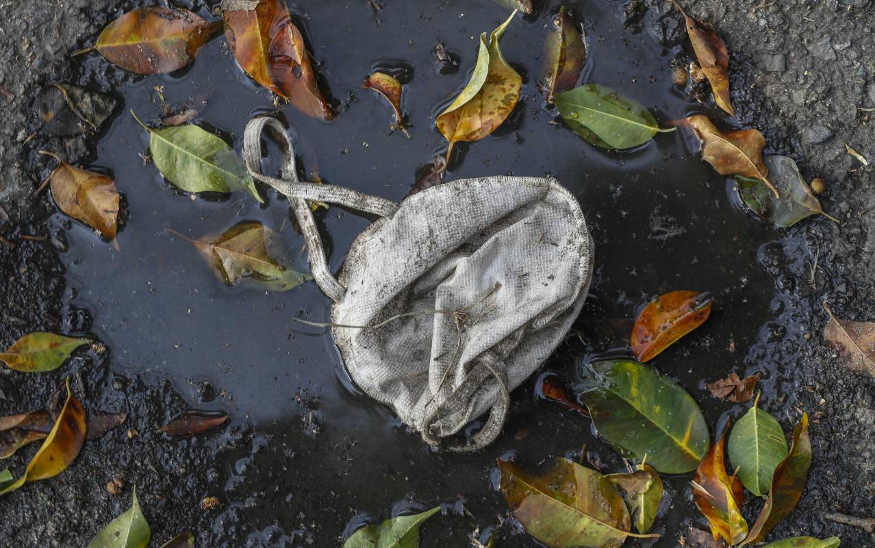 Los tapabocas que son elementos de bioseguridad, esos que protegen y salvan vidas, son tirados al piso como basura después de su uso. Una preocupante práctica porque genera contaminación y además un riesgo porque no se sabe el estado de salud de quien los usó. Foto: Manuel Saldarriaga Quintero.