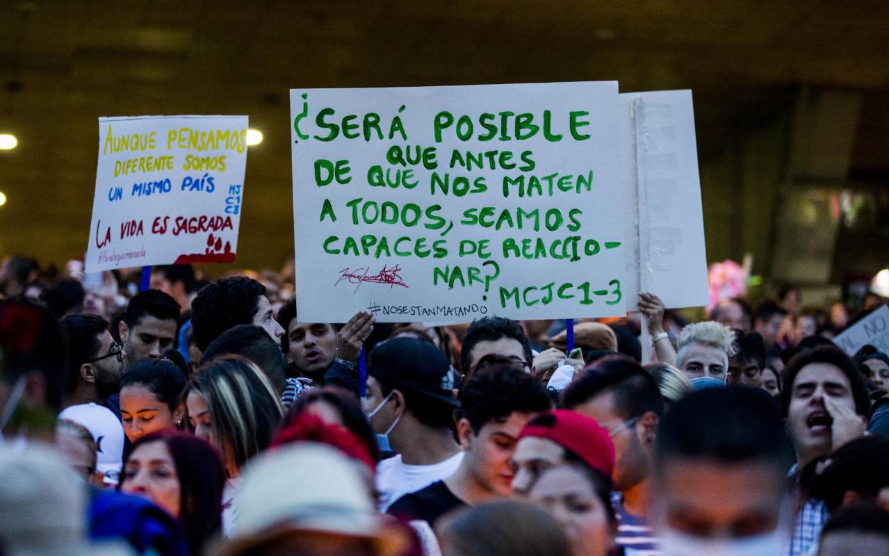 En el Parque de los Deseos se concentró una multitudinaria manifestación en rechazo a los recientes homicidios de líderes sociales en el país. FOTO JULIO CÉSAR HERRERA