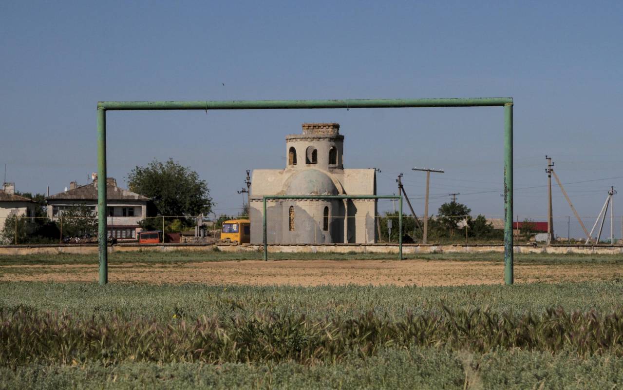 Este arco de fútbol se encuentra en la aldea de Zhuravli, Crimea. Foto: REUTERS / Pavel Rebrov