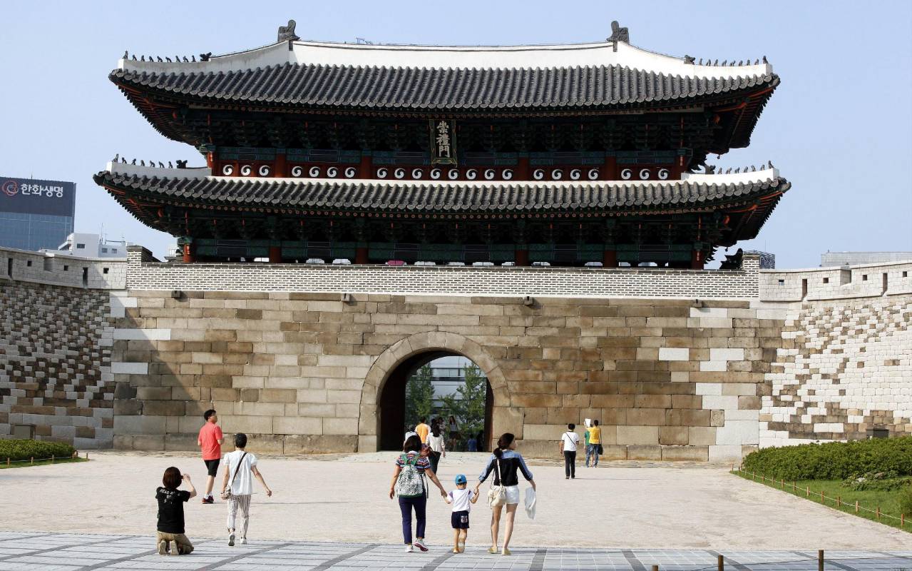 El Hanok, estilo arquitectónico de la tradición coreana utiliza las bondades de la piedra para mantener caliente la estructura en el frío invierno y lo mezcla con bellas tallas de madera en sus puertas que mantienen fresco durante el verano. Los cimientos casi siempre eran de piedra, los pisos de adobe y los techos curvos con tejas de barro en la parte exterior. Foto:Manuel Saldarriaga Quintero.