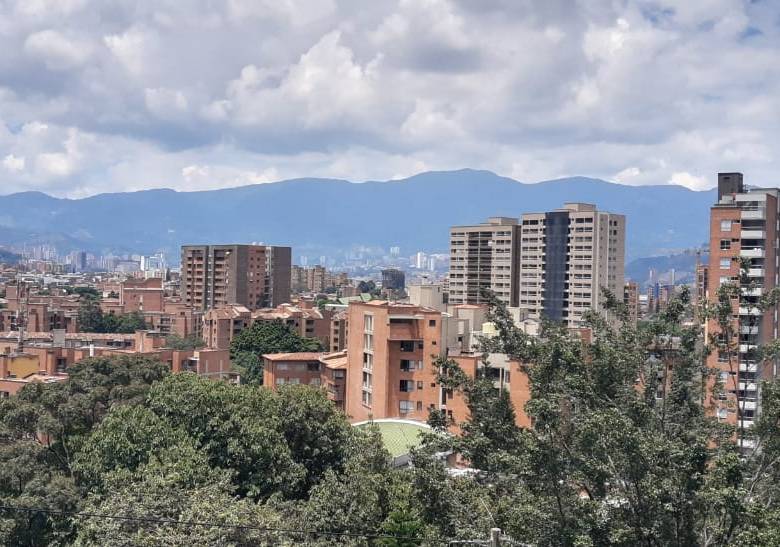 Así se ve el cielo de Medellín tras la cuarentena por la vida. FOTO RICARDO MONSALVE